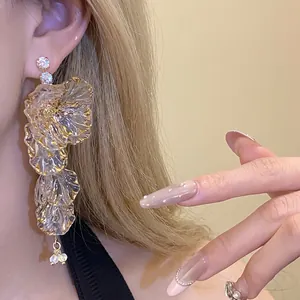 Eleganti orecchini vintage francesi con grandi fiori e strass per un look di lusso.