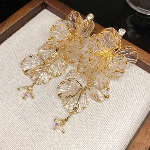 Orecchini a fiore retrò francesi con intarsio di cristalli e bordi dorati per eleganza