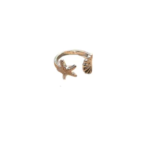 Minimalistischer offener Ring aus Silber mit Seestern und Muschel auf weißem Hintergrund.