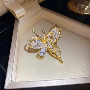 Elegante anello a farfalla dorato con cristalli di zirconia cubica scintillanti