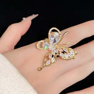 Raffinato anello aperto a farfalla dorato decorato con pietre di zircone brillanti