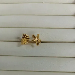 Detailansicht eines goldener Seestern- und Muschelrings in einer Schmuckschatulle