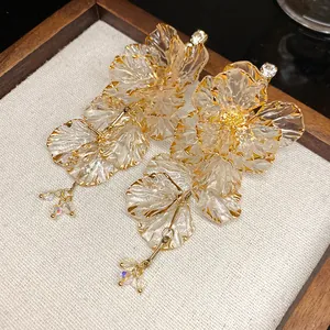 Eleganti orecchini vintage a petali di fiori con bordi dorati e nappe di cristallo