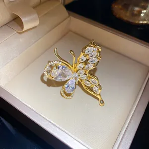 Primo piano di un anello a farfalla dorato in stile vintage con cristalli di zircone