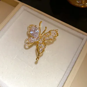 Vista dettagliata di un anello a farfalla in oro stile vintage con zirconi scintillanti