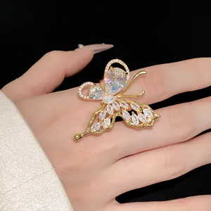 Dettaglio di un anello a farfalla dorato di lusso con zirconi brillanti