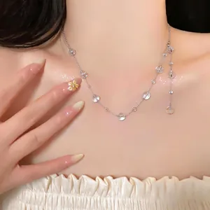 Elegante collana a catena argentata con perle di vetro trasparenti per donne accessori