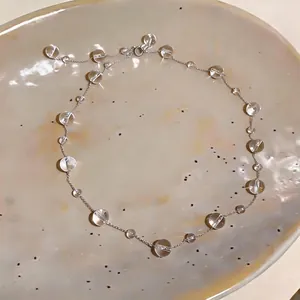 Elegante collana con perle di vetro irregolari catena minimalista color argento