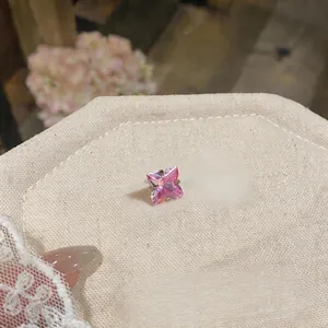 Dettaglio ravvicinato di un orecchino a lobo con zircone rosa a forma di fiore