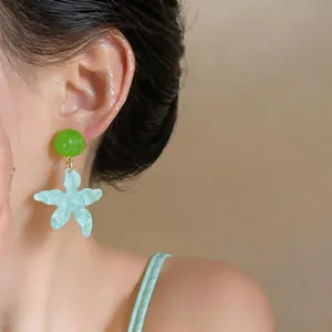 Orecchini bohémien a stella marina con perla verde e pendente blu chiaro testurizzato