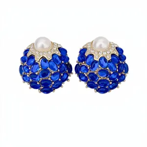 Boucles d'oreilles vintage avec cabochons bleus, perles blanches et cristaux étincelants.