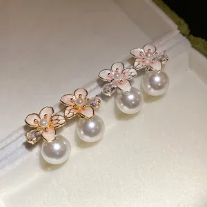 Eleganti orecchini a lobo a fiore placcati oro 18k con perle lucide e zirconi