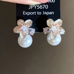 Eleganti orecchini a lobo a fiore placcati oro 18k con perle e zirconi per donna