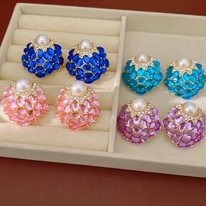 Vue détaillée exquise de boucles d'oreilles vintage avec perles et cristaux colorés