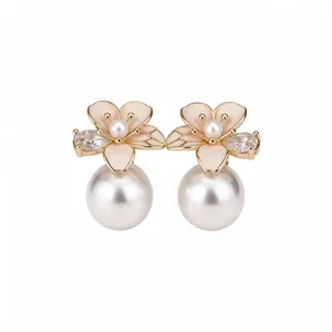 Eleganti orecchini a fiore con perle placcati oro 18k e zirconi per un look raffinato.