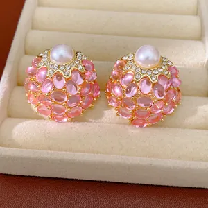 Gros plan détaillé de boucles d'oreilles vintage avec pierres roses et perle blanche