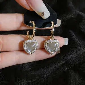Elegante hartvormige zirkonia oorringen met gouden afwerking en minimalistisch design