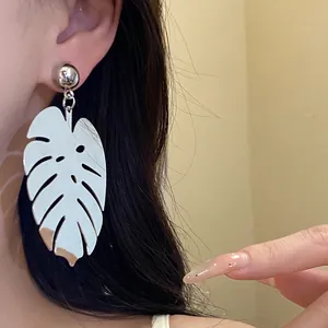 Eleganti orecchini a pendente a foglia di monstera bianchi con accenti dorati da donna