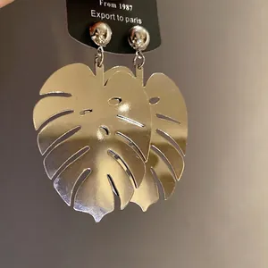 Orecchini a pendente vintage in metallo a forma di foglia di monstera per donne