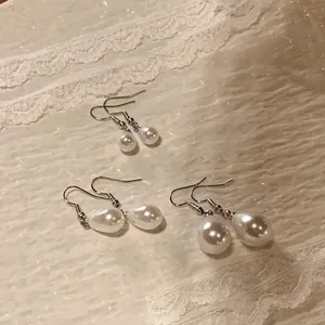 Eleganti orecchini pendenti con perle a goccia in stile francese e ganci d'argento