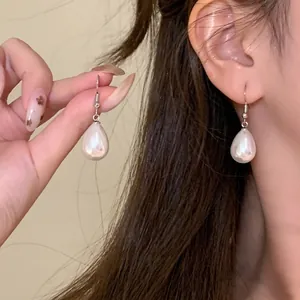 Eleganti orecchini pendenti con perle a goccia in stile francese minimalista per donna