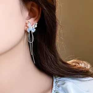 Eleganti orecchini a nappa a farfalla traforati in argento con dettagli in zircone blu