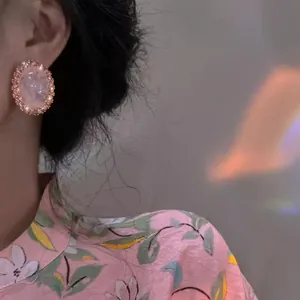 Lussuosi orecchini a lobo ovali rosa in stile vintage palazzo indossati da una modella