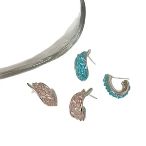 Eleganti orecchini a lobo ritorti in cristallo con texture di diamante rosa e blu