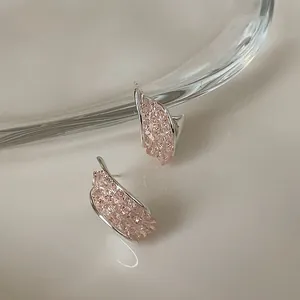 Macro di orecchini a perno in argento ritorti con dettaglio in cristallo rosa frantumato