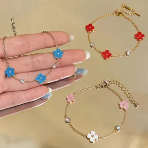 Elegante pulsera de flores de acero inoxidable con esmalte colorido y circonitas.