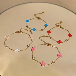 Primer plano de elegantes pulseras de flores de acero inoxidable con detalles de circonitas