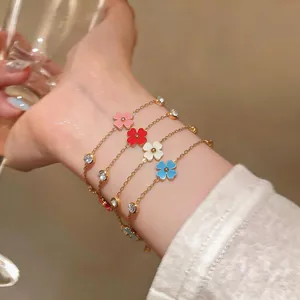 Primer plano de pulseras de trébol esmaltado con piedras de circón brillantes