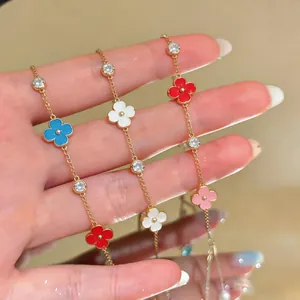 Vista detallada de pulseras de flores de acero inoxidable con esmalte y circonitas