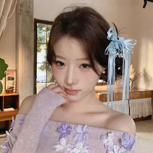 Barrette à cheveux élégante en ruban bleu clair de style français portée par un mannequin