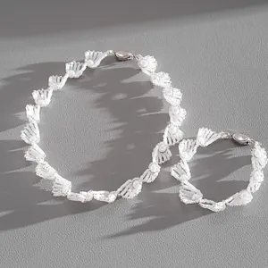Detailansicht des handgefertigten Schmucksets mit weißen Perlen und Glasperlenketten