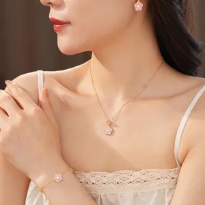 Elegante set di gioielli con fiori rosa placcati in oro 18k con collana e orecchini in zircone