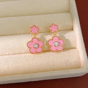 Eleganti orecchini a fiore rosa placcati oro con zirconi brillanti in confezione