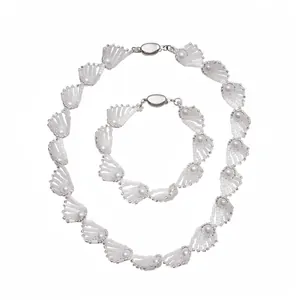 Elegantes Schmuckset aus weißen Perlenimitationen und Glasperlen mit Halskette und Armband