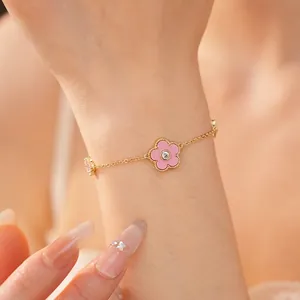Elegante bracciale placcato oro 18K con ciondolo a fiore rosa e pietre in zircone