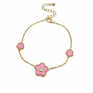 Squisito bracciale con ciondoli placcato oro con fiori smaltati rosa e zircone chiaro