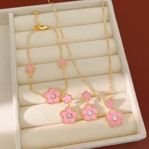 Detailansicht des eleganten rosa Blumen-Schmucksets mit Vergoldung und Zirkon-Akzenten