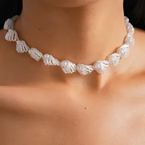 Detailansicht einer weißen Choker-Halskette mit Kunstperlen und Glas-Glasperlen