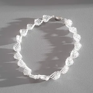 Elegante weiße Glasperlenkette mit Perlenimitat in einem spiralförmigen Rüschendesign-Profil