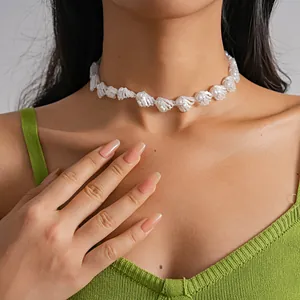 Nahaufnahme eines eleganten Chokers mit weißen Imitationsperlen und Glasperlen am Model