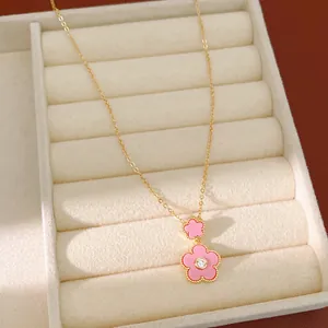 Detailansicht der Halskette mit rosa Emaille-Doppelblüten und funkelndem Zirkon