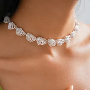 Detailansicht eines minimalistischen weißen Glasperlen-Chokers mit Kunstperlen.