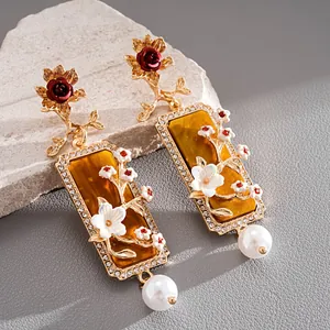 Boucles d'oreilles vintage de style cour avec fleurs en résine, strass et perles.
