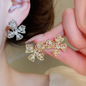 Squisiti Orecchini a Bottone Farfalla Traforata Brillante Zirconia Intarsiata Oro Argento Gioielli da Donna Accessorio Moda