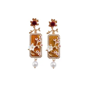 Boucles d'oreilles pendantes vintage style palais avec motif floral et perle blanche