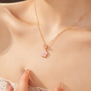 Detailansicht der rosa Emaille-Blumenkette mit Zirkonia-Mitte am Hals des Models